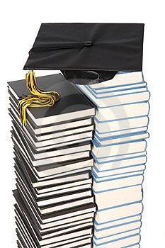 Tappo di laurea e libri su sfondo bianco.