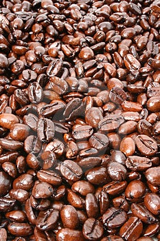 Oscuro a brillante francés horneado granos de café.