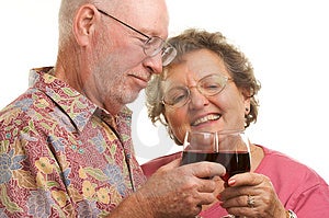 Šťastný Senior Pár opekať s pohárov na Víno.