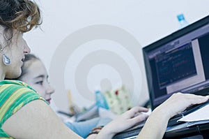 Ragazza Teen computer di apprendimento da sua sorella.
