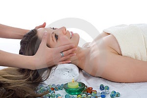 Attraente donna di ottenere un trattamento spa su bianco.