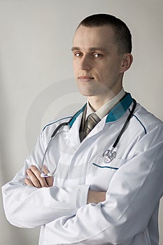 Junger Arzt mit einem Stethoskop.