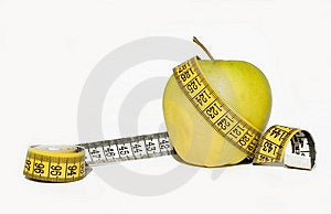 Žlté jablko obklopený meracie pásky.