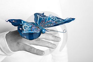 Modrý motýl v ženská ruka selektivní barvy na motýla.