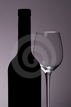 Silueta víno, fľaše a poháre na víno.