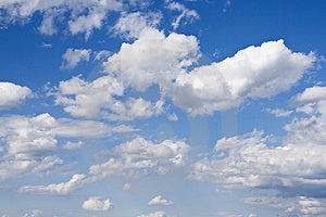 Našuchorené oblaky na modrej oblohe.