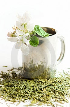 Taza de té flor a té hojas, aislado sobre fondo blanco.