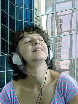 Donna attraente l'ascolto di musica.