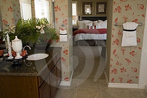 Autor kúpeľňa s modernou vaňou a dlaždíc podlahy.