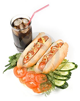 Hot dogy se zeleninou a sklenici coca-cola s ledem izolovaných na bílém pozadí.