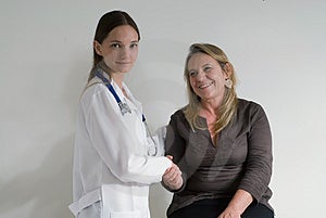 De  enfermero sacudida su una mujer pacientes mano.