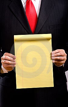 Obchodné muž v modrom obleku a červená kravata holding žlté tablet pridať vlastnú kópiu alebo text, business communications.