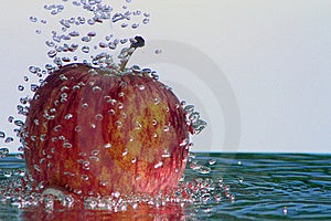 Čerstvé jablko v vrie voda, čerstvý a zdravý dezert na leto.