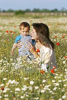 Madre a un hijo en flores.