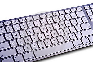 Moderné počítačové klávesnice na bielom pozadí.