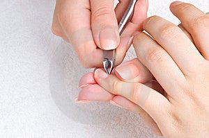 Nail salon cuticola taglio sulla femmina mignolo.