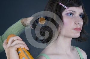 Una mujer, cabello rociar a cabello cepillar.