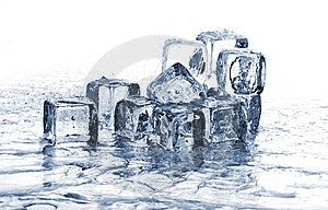 Topenia kocky ľadu vo vode na bielom pozadí.