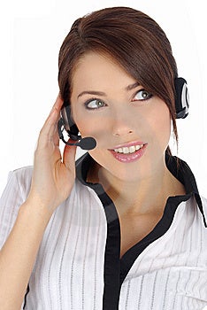 Rappresentante del cliente con l'auricolare sorridente durante una conversazione telefonica.