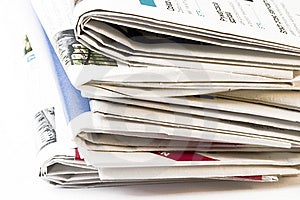 Pila di giornali isolato su bianco.