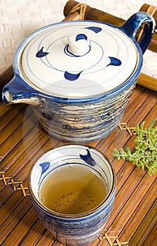 Vista de cerca de taza de verde té tetera sobre el bambú té bandeja.