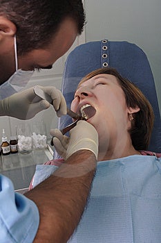 En clínica (operaciones, diente intercambio) 