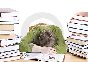Spací študent s knihami izolované na bielom pozadí.