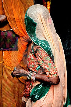 Indie, Jižní Indie Madurai, Sri Meenakshi Chrám Žena z Rajasthan oblečený s tradičním sárí.