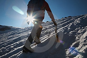 Osamelý muž horolezec lezenie zasneženom hrebeni Mont Blanc, Európe.