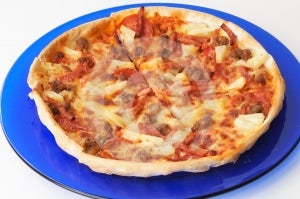 La Pizza su un piatto su uno sfondo bianco.