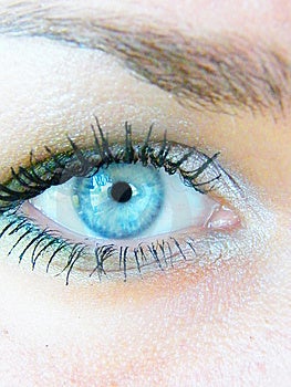 Krásné ženy otevřené modré oko.