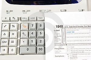 Un'immagine di dichiarazione dei redditi con una calcolatrice per fare il conto.