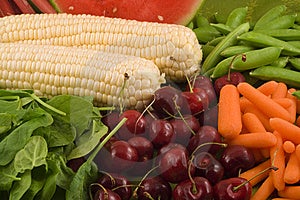 Čerstvá mrkev, hrášek, bílá kukuřice, rebarbora, vodní meloun, baby špenátem a třešně, aby se tento zdravý seskupení ovoce a zeleniny.