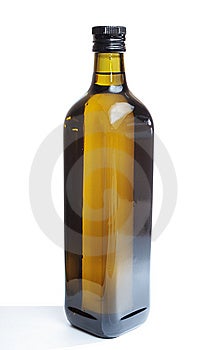 Una botella aceituna aceite sobre el blanco.