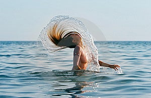 Dívka s dlouhými vlasy v moři.