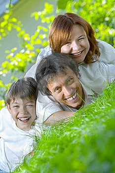 Portrait de la jeune famille heureuse à l'été de l'environnement.