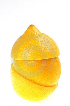 Citrón na dve polovice citróna.