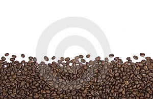 Kávová zrna na bílém pozadí, vhodné pro pozadí a hranice.