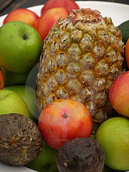 Una Ciotola di Frutta Tropicale, ananas, granny smith, prugne e frutti della passione.