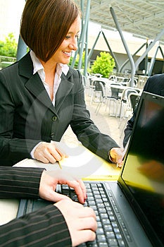 Mostrar de mujer de negocios mano de próximo una mujer escribiendo sobre el computadora portátil sobre el primer plano.