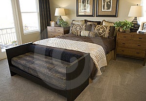 Komfortné moderné dizajnér spálne so štýlovým nábytkom a dekorom.