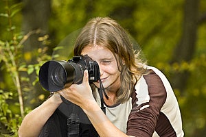 Junge weibliche Fotografen im Herbst Wald.