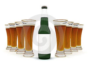 Pivo v pohári na biele pozadie a pivné fľaše so prázdny štítok.