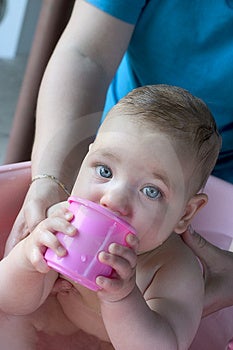 8 mesiac Izraelské dieťa dievča s vaňou.
