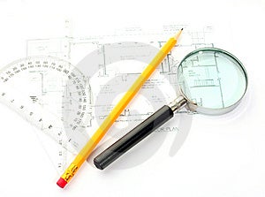 Piccola lente di ingrandimento, goniometro e della matita sul piatto piano.