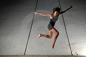 Artístico una foto de bailarín ejecución  moderno bailar con mueve.