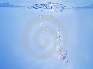 Close-up di ondeggiamento di acqua e spruzzi causati da caduta di oggetti (è possibile aggiungere i propri oggetti in background in modo che sembra proprio cadere in acqua)