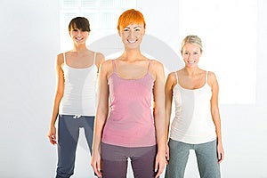 Drei schöne Frauen, gekleidet sportswear stehen und schaut in die Kamera.