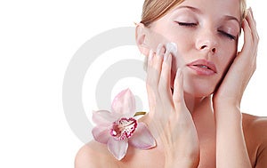 Tvár krásna mladá žena s jemná orchidea.