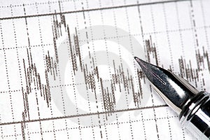 Stock fotka stříbrné pero a finanční zprávu.